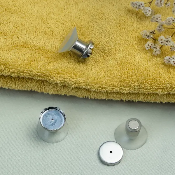 Porte-savon aimanté Celesta Skincare posé sur serviette jaune pour salle de bain élégante