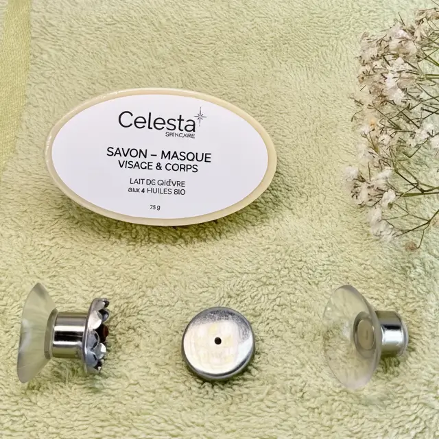 Porte-savon aimanté Celesta Skincare posé sur serviette jaune pour salle de bain élégante