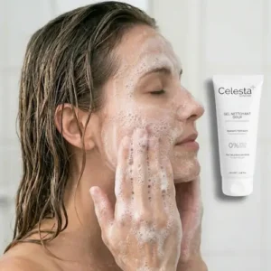 Vue de profil d'une femme appliquant délicatement de la mousse de gel nettoyant naturel Célesta Skincare sur sa peau sensible pour un nettoyage doux.
