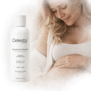 Femme enceinte souriante tenant un flacon de gel douche près de son ventre arrondi