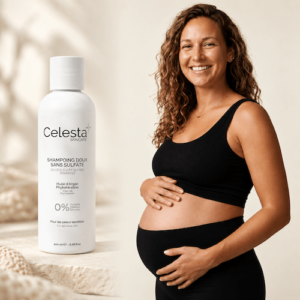 Femme enceinte souriante tenant un flacon de shampoing près de son ventre arrondi