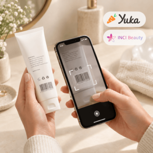 Une personne scanne le code-barres d'un tube de crème Celesta Skincare avec son smartphone pour analyser sa composition sur Yuka et INCI Beauty.